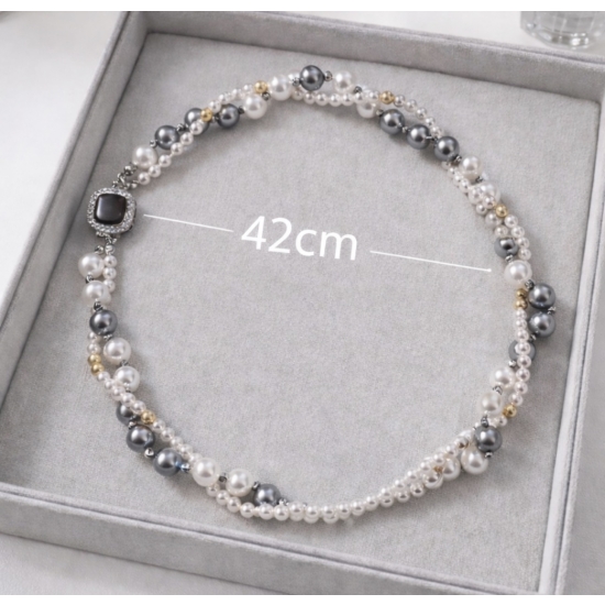 Elegancki naszyjnik z perełek w odcieniach bieli i szarości – klasyka z nutą vintage