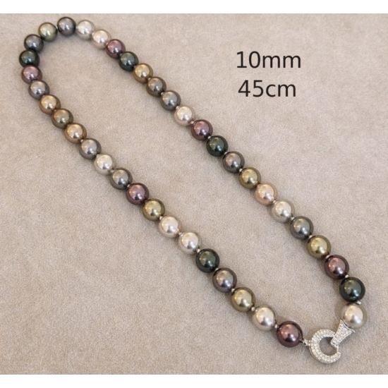 Wielokolorowy naszyjnik z pereł – elegancki detal do nowoczesnych stylizacji.