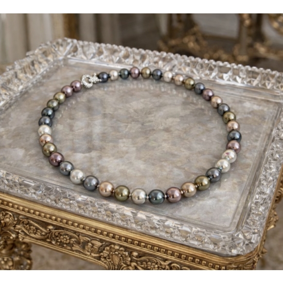 Wielokolorowy naszyjnik z pereł – elegancki detal do nowoczesnych stylizacji.