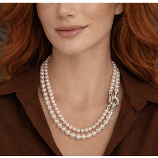 Dwurzędowy naszyjnik z jasnych pereł – elegancki detal do klasycznych i nowoczesnych stylizacji.