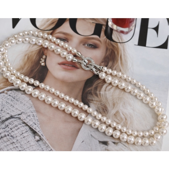 Dwurzędowy naszyjnik z jasnych pereł – elegancki detal do klasycznych i nowoczesnych stylizacji.