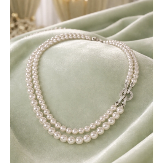 Dwurzędowy naszyjnik z jasnych pereł – elegancki detal do klasycznych i nowoczesnych stylizacji.