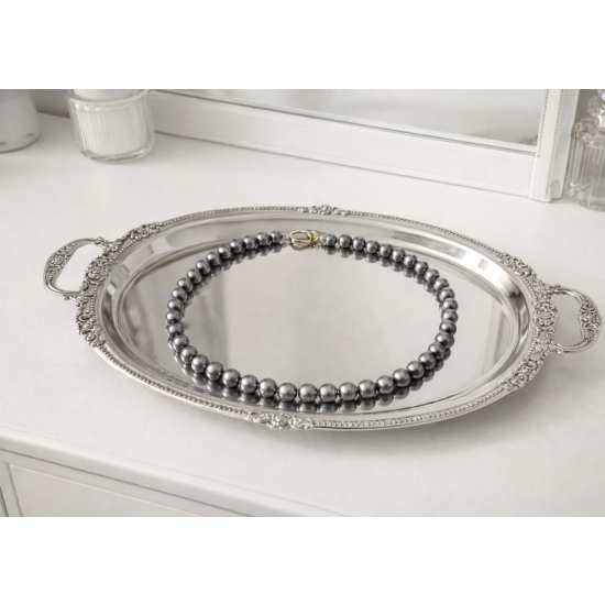 Zestaw z ciemnych pereł – naszyjnik i kolczyki jako elegancki detal stylizacji.