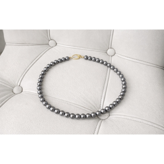 Zestaw z ciemnych pereł – naszyjnik i kolczyki jako elegancki detal stylizacji.