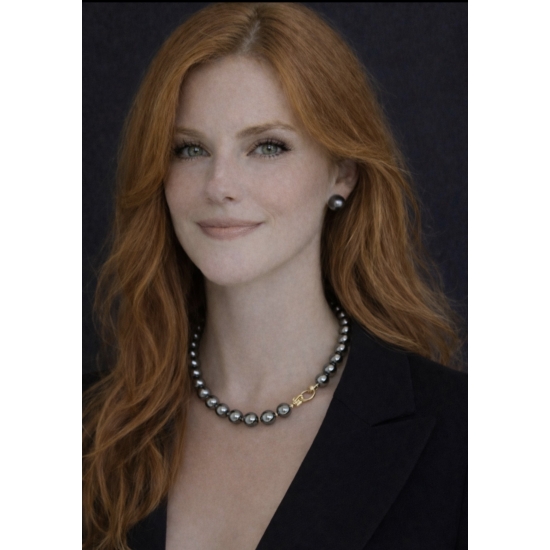 Zestaw z ciemnych pereł – naszyjnik i kolczyki jako elegancki detal stylizacji.