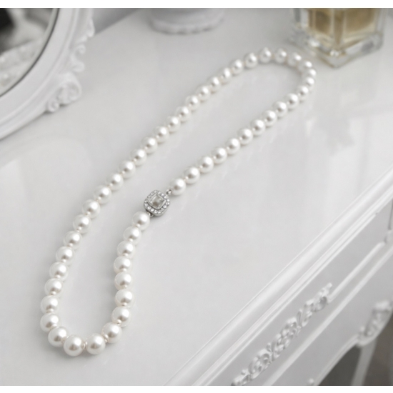 Klasyczny naszyjnik z jasnych pereł – ponadczasowy detal do eleganckich stylizacji.