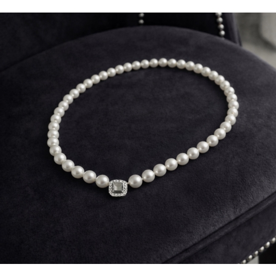 Klasyczny naszyjnik z jasnych pereł – ponadczasowy detal do eleganckich stylizacji.