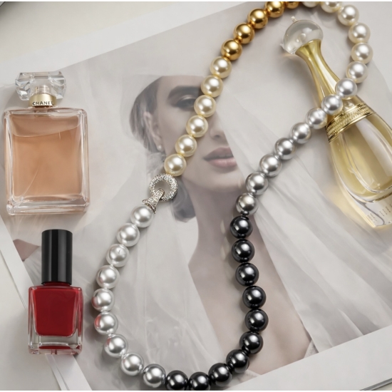 Naszyjnik z pereł w odcieniach szarości i złota – wyrazisty detal do stylowych stylizacji.