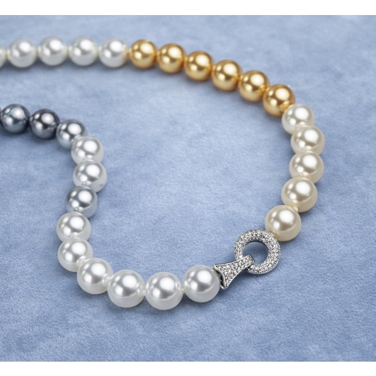 Naszyjnik z pereł w odcieniach szarości i złota – wyrazisty detal do stylowych stylizacji.