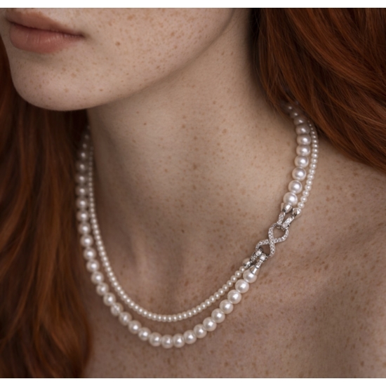 Jeden naszyjnik. Wiele stylizacji – perłowy detal, który zmienia charakter Twojego looku.