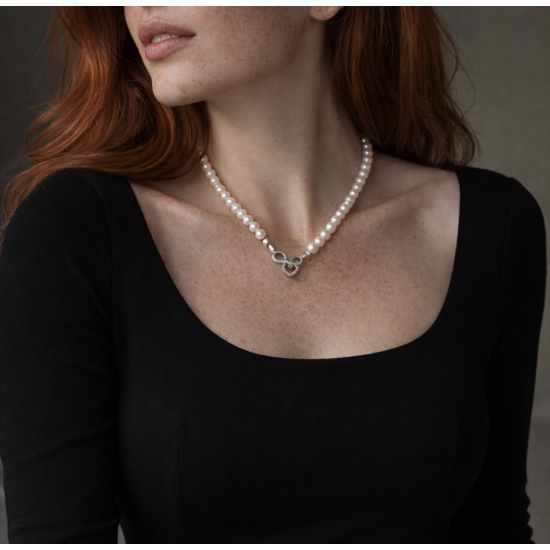 Jeden naszyjnik. Wiele stylizacji – perłowy detal, który zmienia charakter Twojego looku.