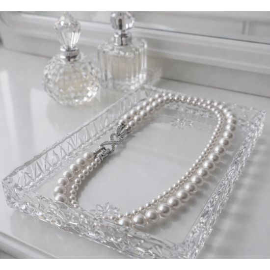 Jeden naszyjnik. Wiele stylizacji – perłowy detal, który zmienia charakter Twojego looku.