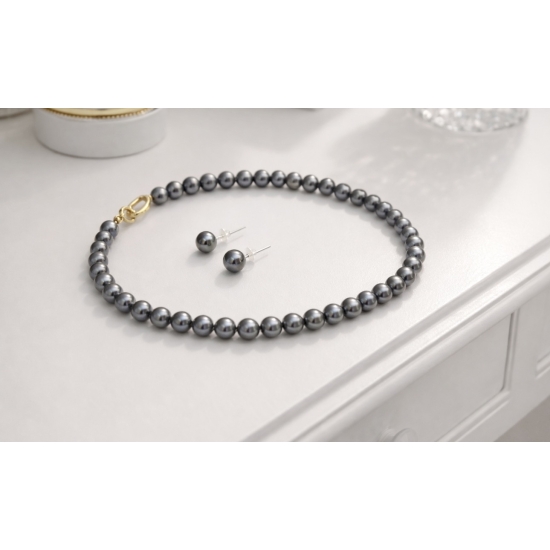 Zestaw z ciemnych pereł – naszyjnik i kolczyki jako elegancki detal stylizacji.