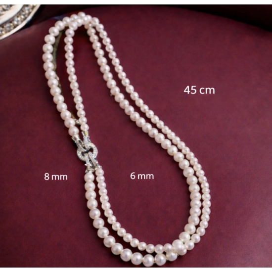 Dwurzędowy naszyjnik z jasnych pereł – elegancki detal do klasycznych i nowoczesnych stylizacji.