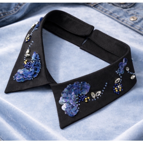 Dekoracyjny kołnierz z cekinowymi kwiatami – czarno-granatowy akcent glamour.