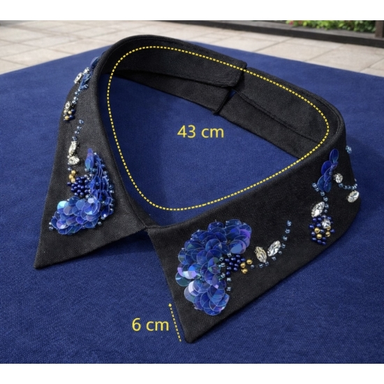 Dekoracyjny kołnierz z cekinowymi kwiatami – czarno-granatowy akcent glamour.