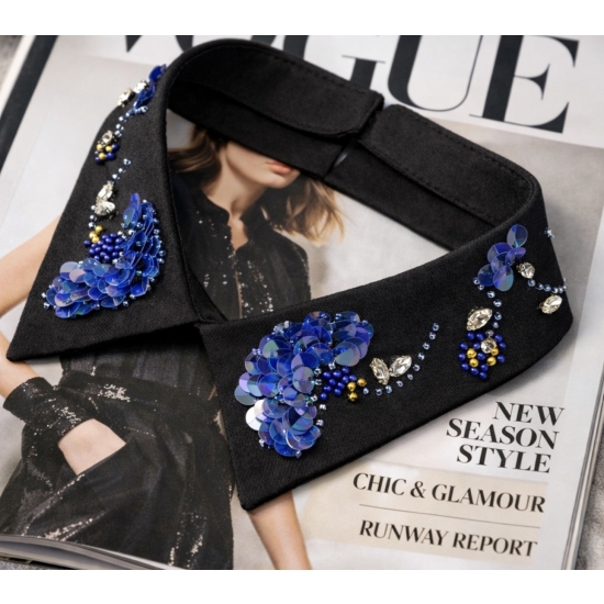 Dekoracyjny kołnierz z cekinowymi kwiatami – czarno-granatowy akcent glamour.