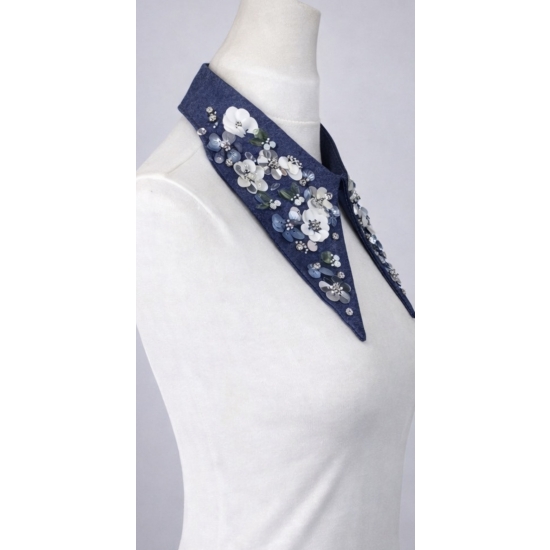 Dekoracyjny kołnierz z haftem kwiatowym – granatowo-biała elegancja.