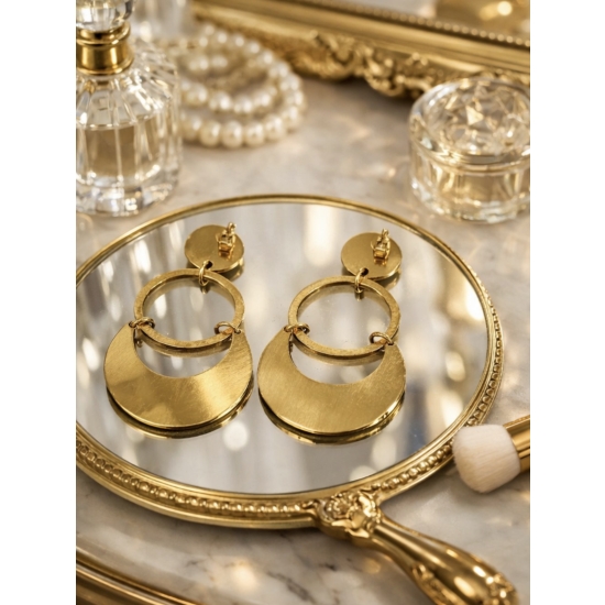 Kolczyki ze stali w kolorze złotym – geometryczna elegancja z ruchem.