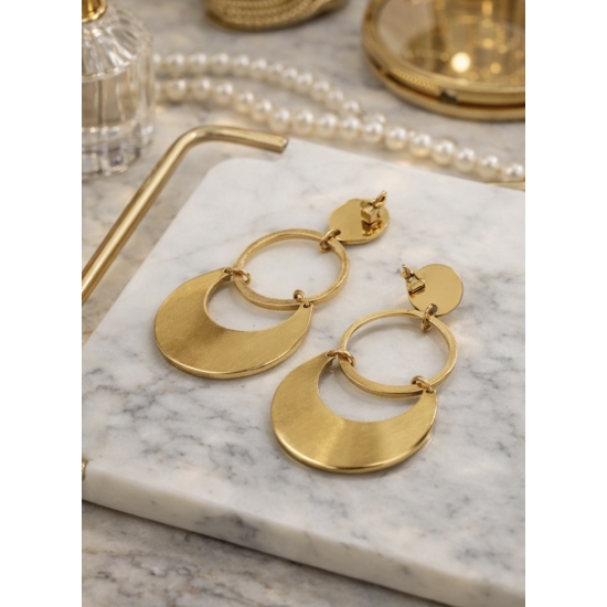 Kolczyki ze stali w kolorze złotym – geometryczna elegancja z ruchem.