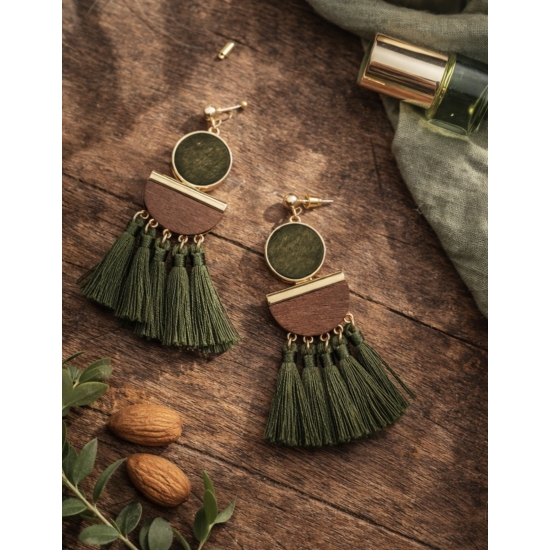 Kolczyki boho z elementami drewna i sznurka – naturalny akcent w kolorach ziemi.