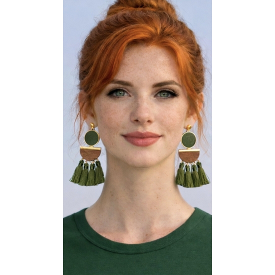 Kolczyki boho z elementami drewna i sznurka – naturalny akcent w kolorach ziemi.