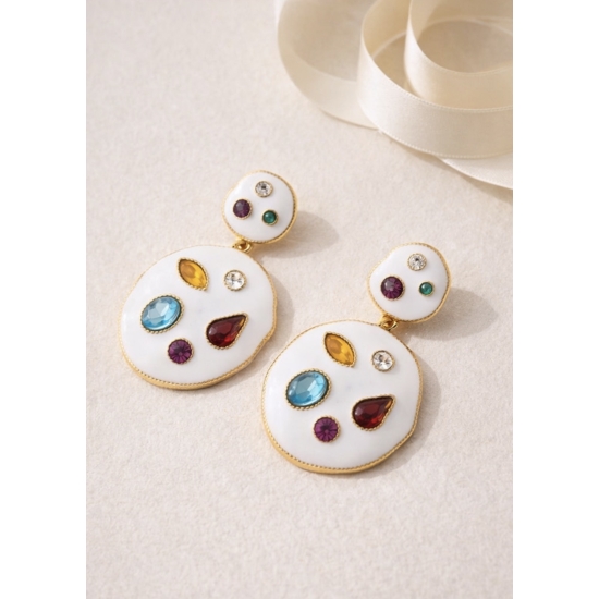 Kolczyki z emaliowaną bazą i kolorowymi kamieniami – elegancja w jasnej, artystycznej odsłonie.