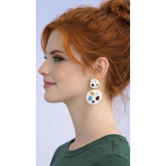 Kolczyki z emaliowaną bazą i kolorowymi kamieniami – elegancja w jasnej, artystycznej odsłonie.