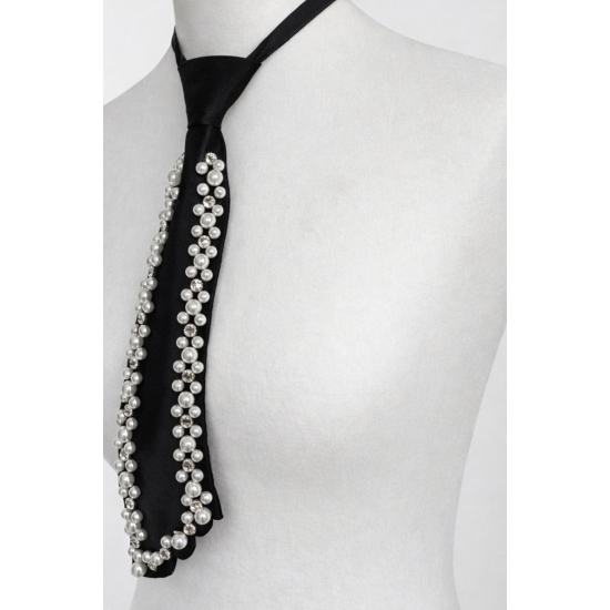 Krawat z perłową aplikacją – biżuteryjny akcent do nowoczesnej stylizacji.