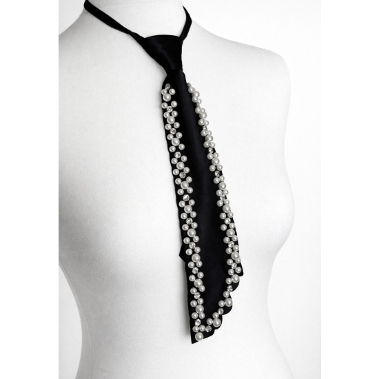 Krawat z perłową aplikacją – biżuteryjny akcent do nowoczesnej stylizacji.