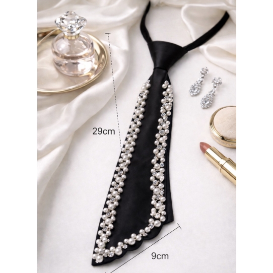 Krawat z perłową aplikacją – biżuteryjny akcent do nowoczesnej stylizacji.