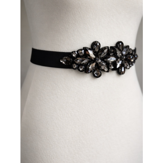 Elastyczny pasek z kryształową aplikacją – subtelna elegancja w nowoczesnym wydaniu.