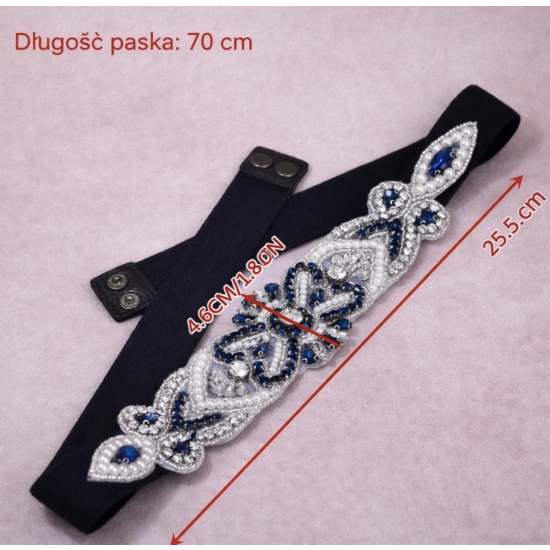 Elastyczny pasek z haftowaną aplikacją – elegancki detal w chłodnej, biżuteryjnej kolorystyce.