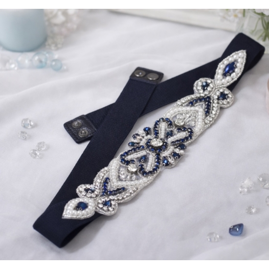 Elastyczny pasek z haftowaną aplikacją – elegancki detal w chłodnej, biżuteryjnej kolorystyce.