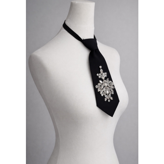 Krawat z kryształową aplikacją – biżuteryjny akcent, który nadaje stylizacji charakter.