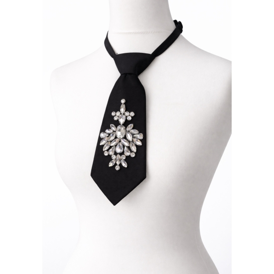 Krawat z kryształową aplikacją – biżuteryjny akcent, który nadaje stylizacji charakter.