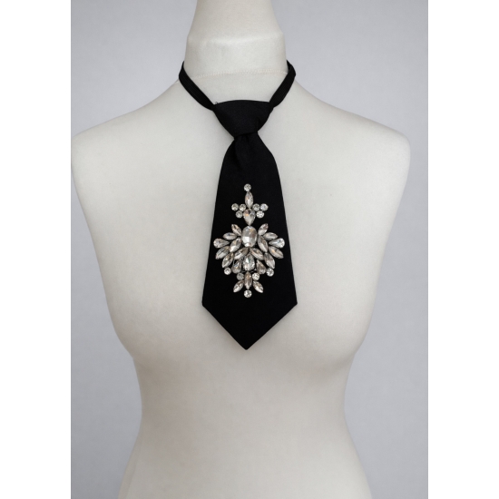 Krawat z kryształową aplikacją – biżuteryjny akcent, który nadaje stylizacji charakter.