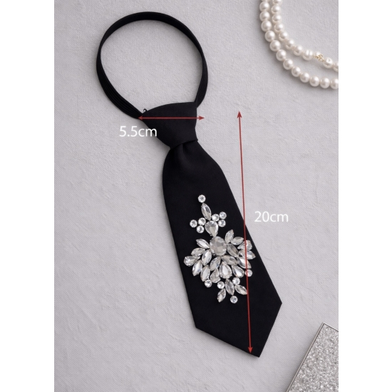 Krawat z kryształową aplikacją – biżuteryjny akcent, który nadaje stylizacji charakter.