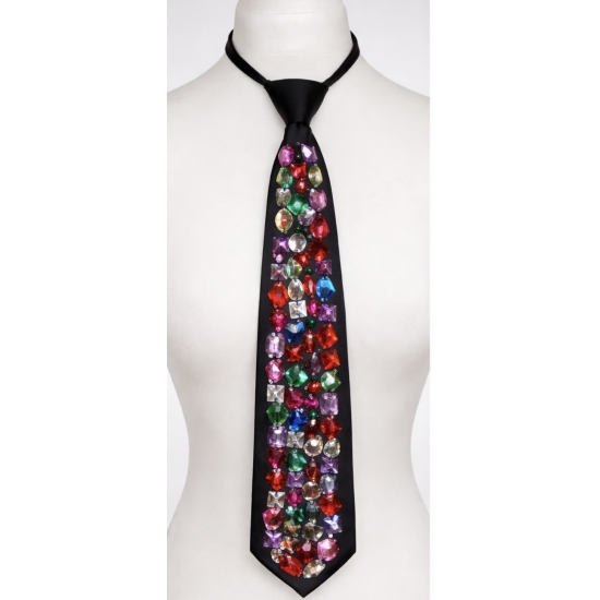 Krawat z wielokolorową kryształową aplikacją – biżuteryjny detal, który przyciąga spojrzenia.