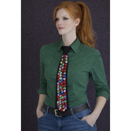 Krawat z wielokolorową kryształową aplikacją – biżuteryjny detal, który przyciąga spojrzenia.