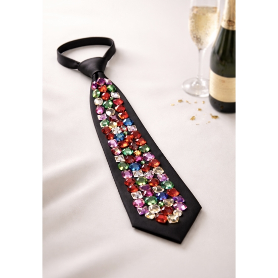 Krawat z wielokolorową kryształową aplikacją – biżuteryjny detal, który przyciąga spojrzenia.