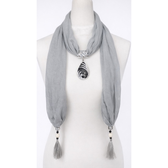 Chusta z ozdobnym wisiorem – biżuteryjny detal, który nadaje stylizacji lekkości i charakteru.