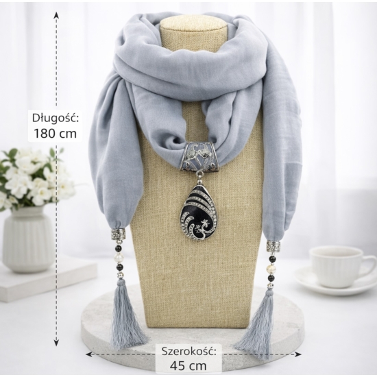 Chusta z ozdobnym wisiorem – biżuteryjny detal, który nadaje stylizacji lekkości i charakteru.