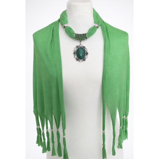 Chusta z ozdobnym wisiorem – intensywny kolor i biżuteryjny akcent, który definiuje stylizację.