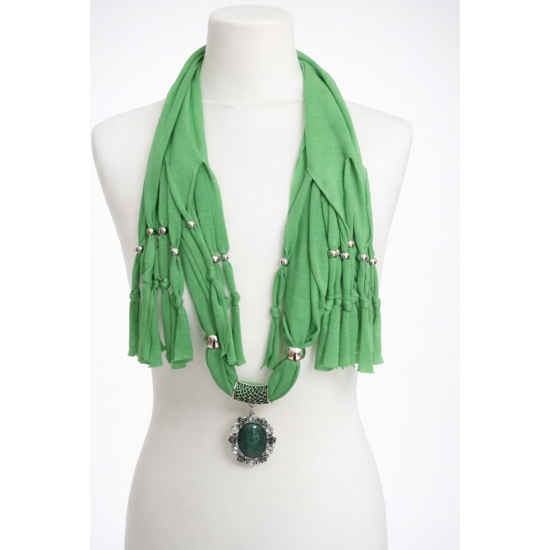 Chusta z ozdobnym wisiorem – intensywny kolor i biżuteryjny akcent, który definiuje stylizację.