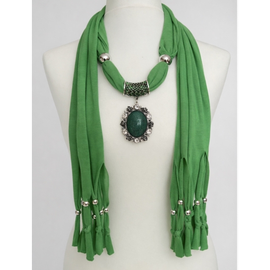 Chusta z ozdobnym wisiorem – intensywny kolor i biżuteryjny akcent, który definiuje stylizację.