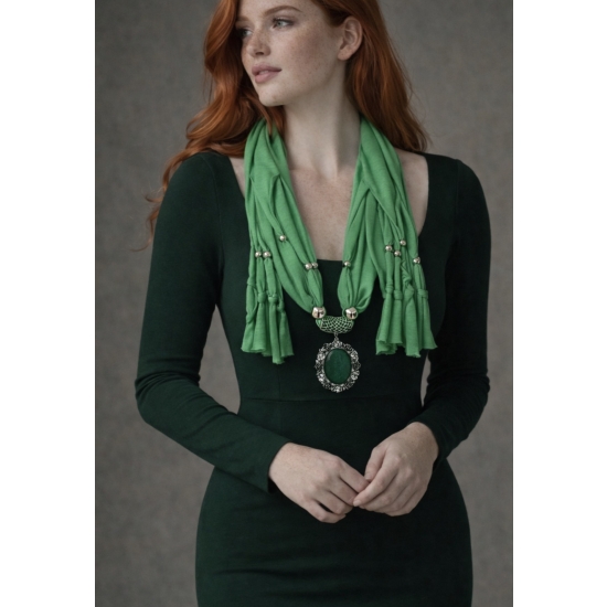 Chusta z ozdobnym wisiorem – intensywny kolor i biżuteryjny akcent, który definiuje stylizację.