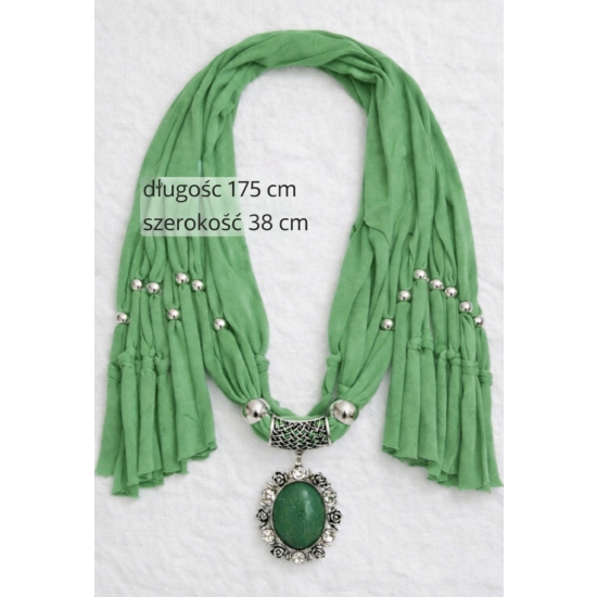 Chusta z ozdobnym wisiorem – intensywny kolor i biżuteryjny akcent, który definiuje stylizację.