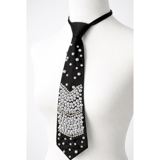 Krawat z perłową aplikacją – klasyka w biżuteryjnym wydaniu.