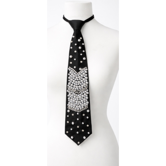 Krawat z perłową aplikacją – klasyka w biżuteryjnym wydaniu.